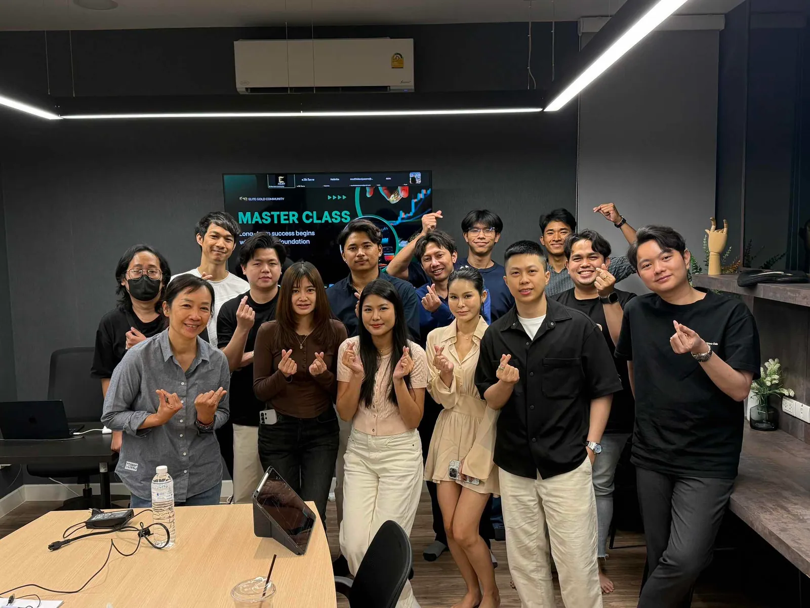 นักเรียน Master Class ถ่ายรูปร่วมกันหลังจบคลาส